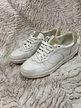 Classic White Leather Low-Top Sneakers with Beige Heel Accent